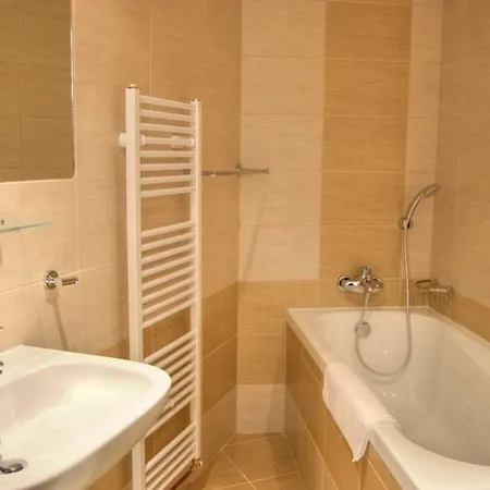 Gloria Prague